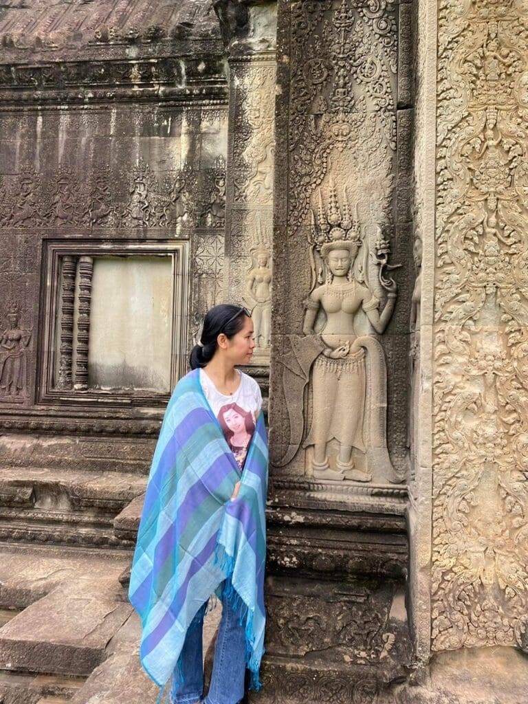 Krama sur les épaules, comme un châle léger